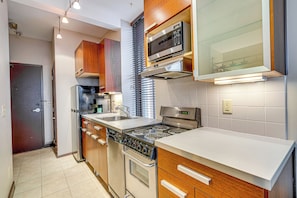 Réfrigérateur, micro-ondes, plaque de cuisson, lave-vaisselle