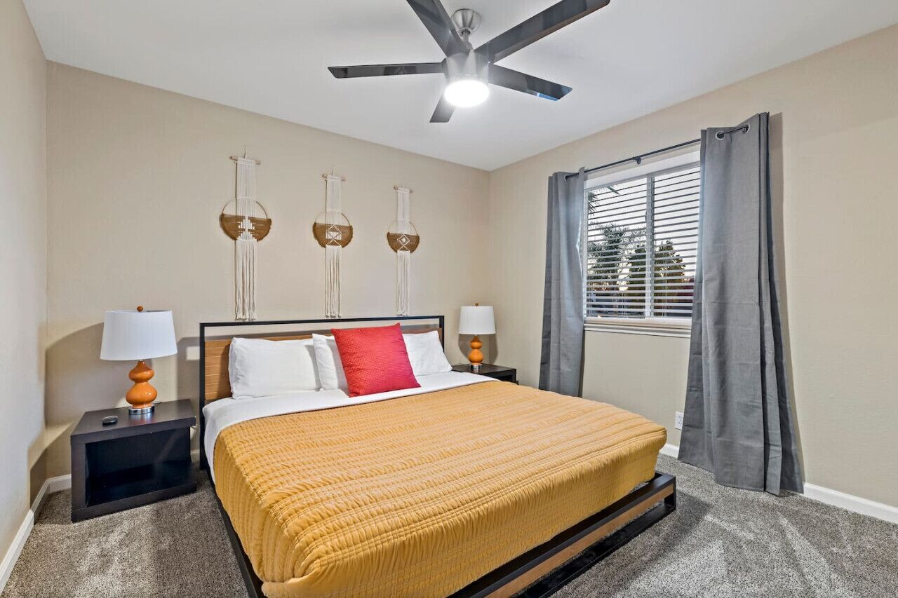 5 bedrooms, desk, WiFi