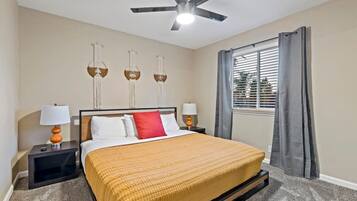 5 bedrooms, desk, WiFi