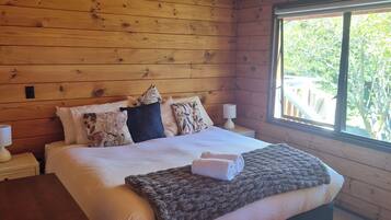 3 habitaciones, tabla de planchar con plancha y ropa de cama