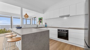 Micro-ondes, plaque de cuisson, lave-vaisselle, tables à manger