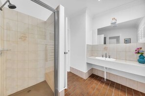 Shower - Pambula Little Beach House (Pambula Beach)