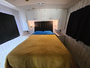 1 bedroom, in-room safe, desk, iron/ironing board - Hidden Sylvan Motorhome (Portland)