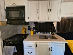 Geladeira, micro-ondas, fogão, cooktop
