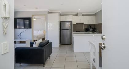 Sunny 2-Bed in Quiet Location with Balcony