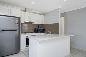 ثلاجة، ميكروويف، فرن، موقد طهي مسطح