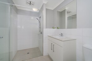 Shower, hair dryer, towels - Sunny 2-Bed in Quiet Location with Balcony (Cannington)