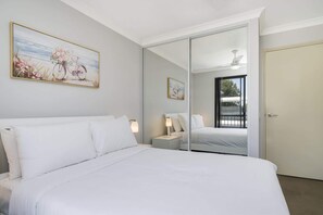 2 bedrooms, desk, iron/ironing board, WiFi - Sunny 2-Bed in Quiet Location with Balcony (Cannington)