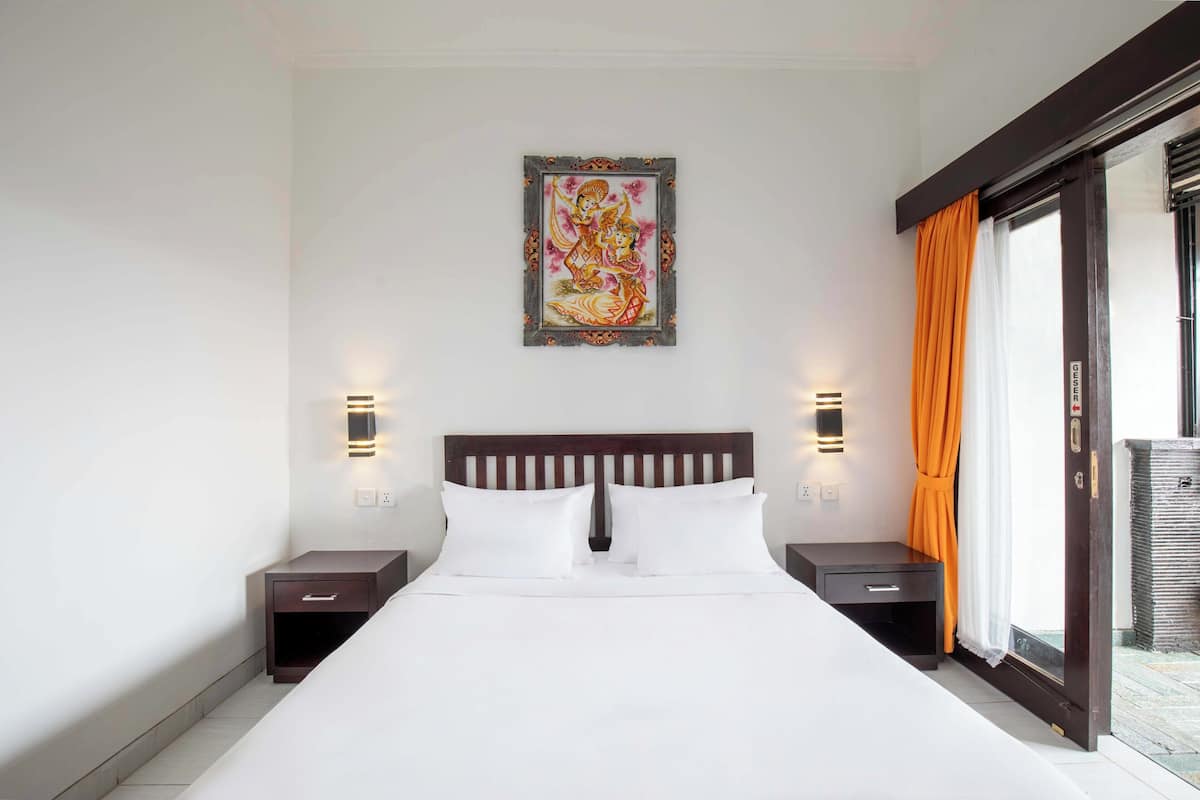 Desk, free WiFi, bed sheets