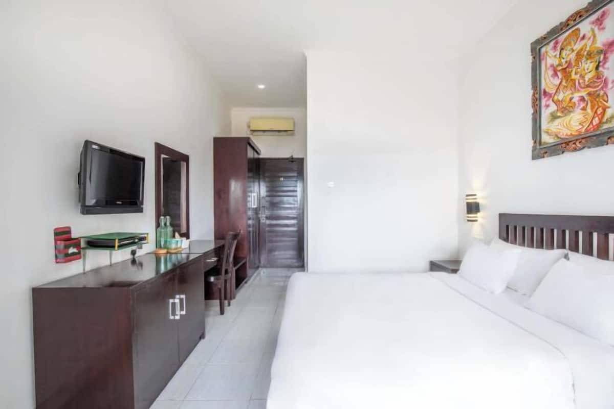 Desk, free WiFi, bed sheets