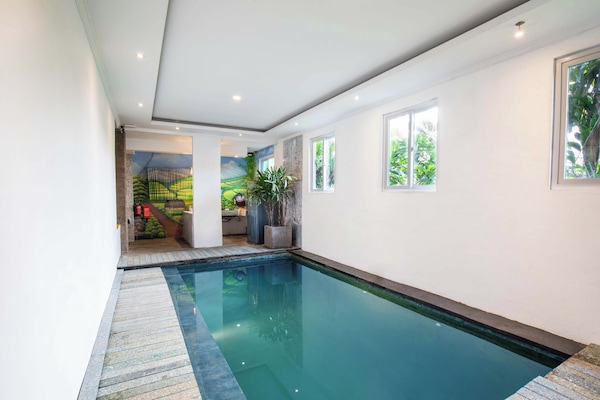 Kolam renang indoor