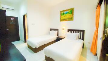 Habitación superior con 2 camas individuales | Escritorio, wifi gratis y ropa de cama