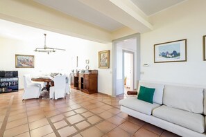 TV - Villa Campoluce: A welcoming two-story villa in a quiet position, in the Marche countryside, at a short distance from the sea, with Free WI-FI. (Cupra Marittima)