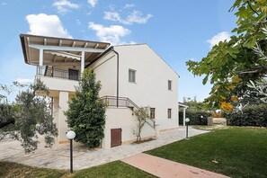 Exterior - Villa Campoluce: A welcoming two-story villa in a quiet position, in the Marche countryside, at a short distance from the sea, with Free WI-FI. (Cupra Marittima)
