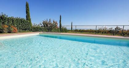 Villa Campoluce: A welcoming two-story villa in a quiet position, in the Marche countryside, at a short distance from the sea, with Free WI-FI.