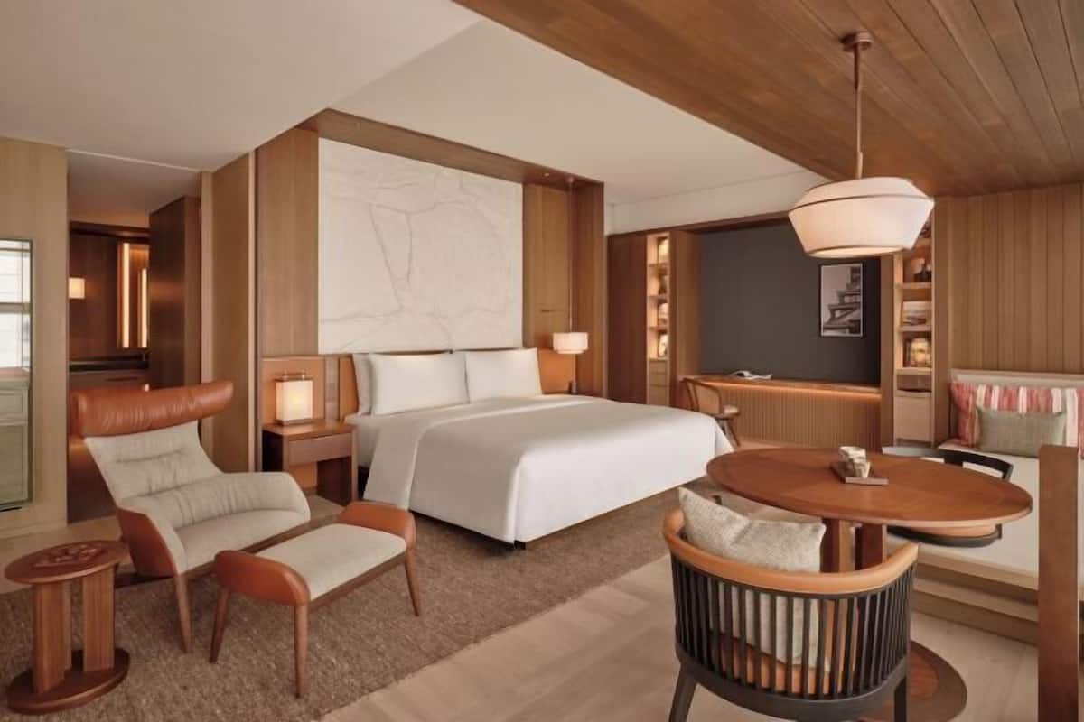 Frette Italian sheets, premium bedding, free minibar items, in-room safe