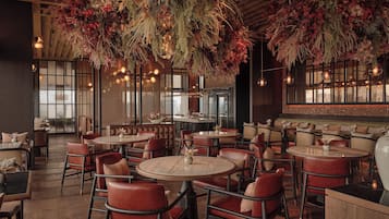 5 restaurants servant le petit déjeuner, le déjeuner et le dîner