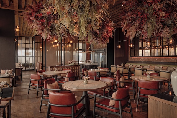 5 restaurants; breakfast, lunch, and dinner served