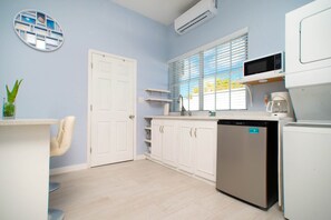 Microondas, cafetera y tetera, tostadora y utensilios de cocina 