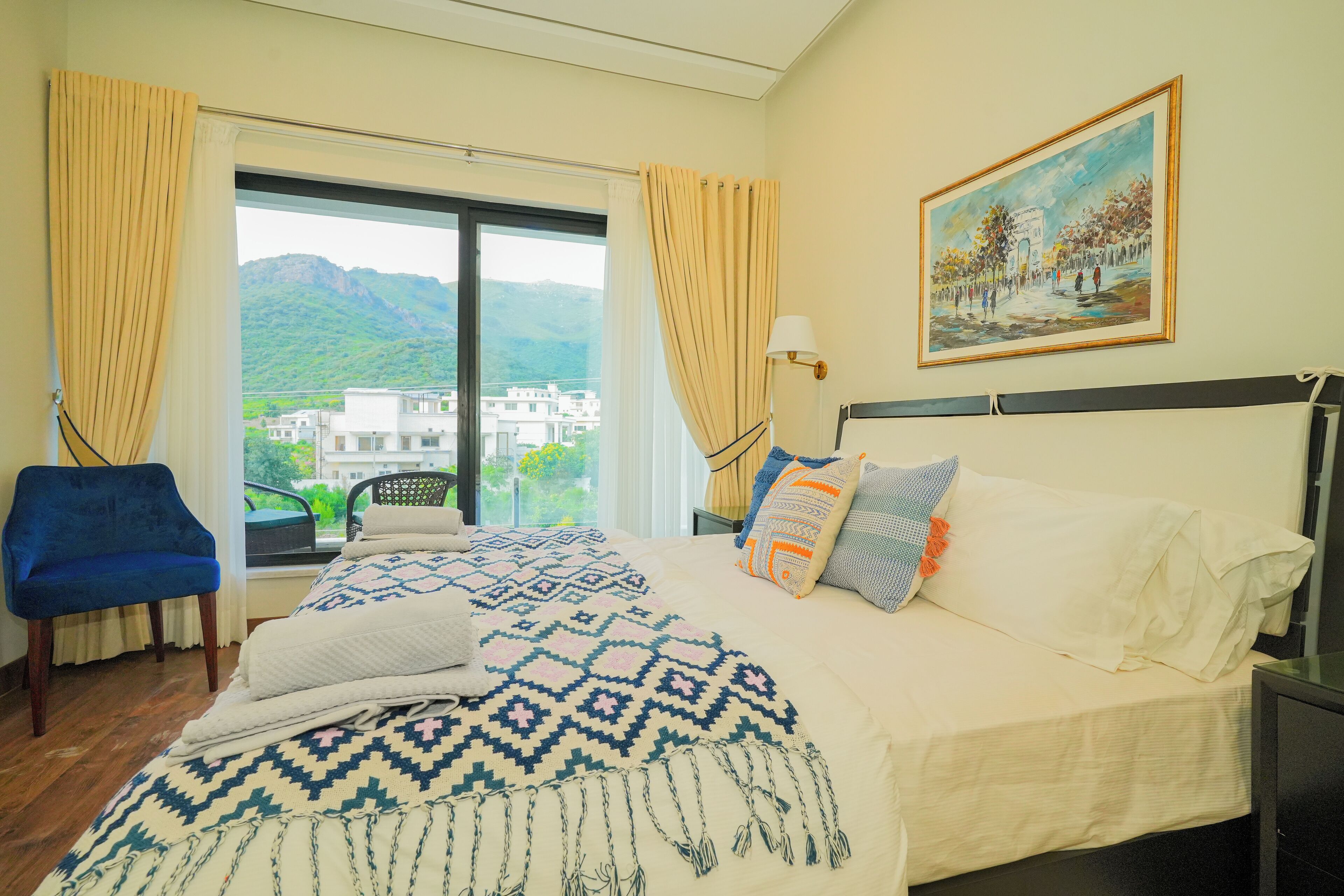 5 bedrooms, WiFi, bed sheets