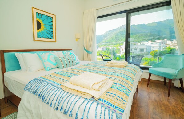 5 bedrooms, WiFi, bed sheets