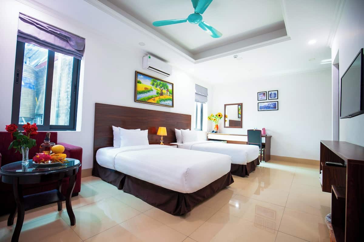 Deluxe Double or Twin Room, Courtyard View | Desk, WiFi (free), bed sheets
