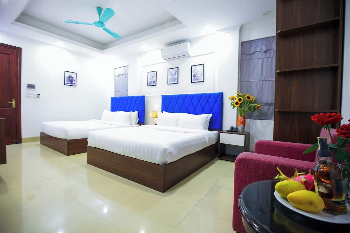 Family Room, Courtyard View | Desk, WiFi (free), bed sheets