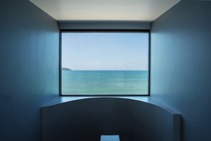 Escritorio, espacio para trabajar con laptop y wifi gratis 