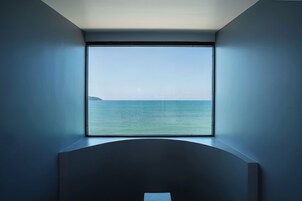 Escritorio, espacio para trabajar con laptop y wifi gratis