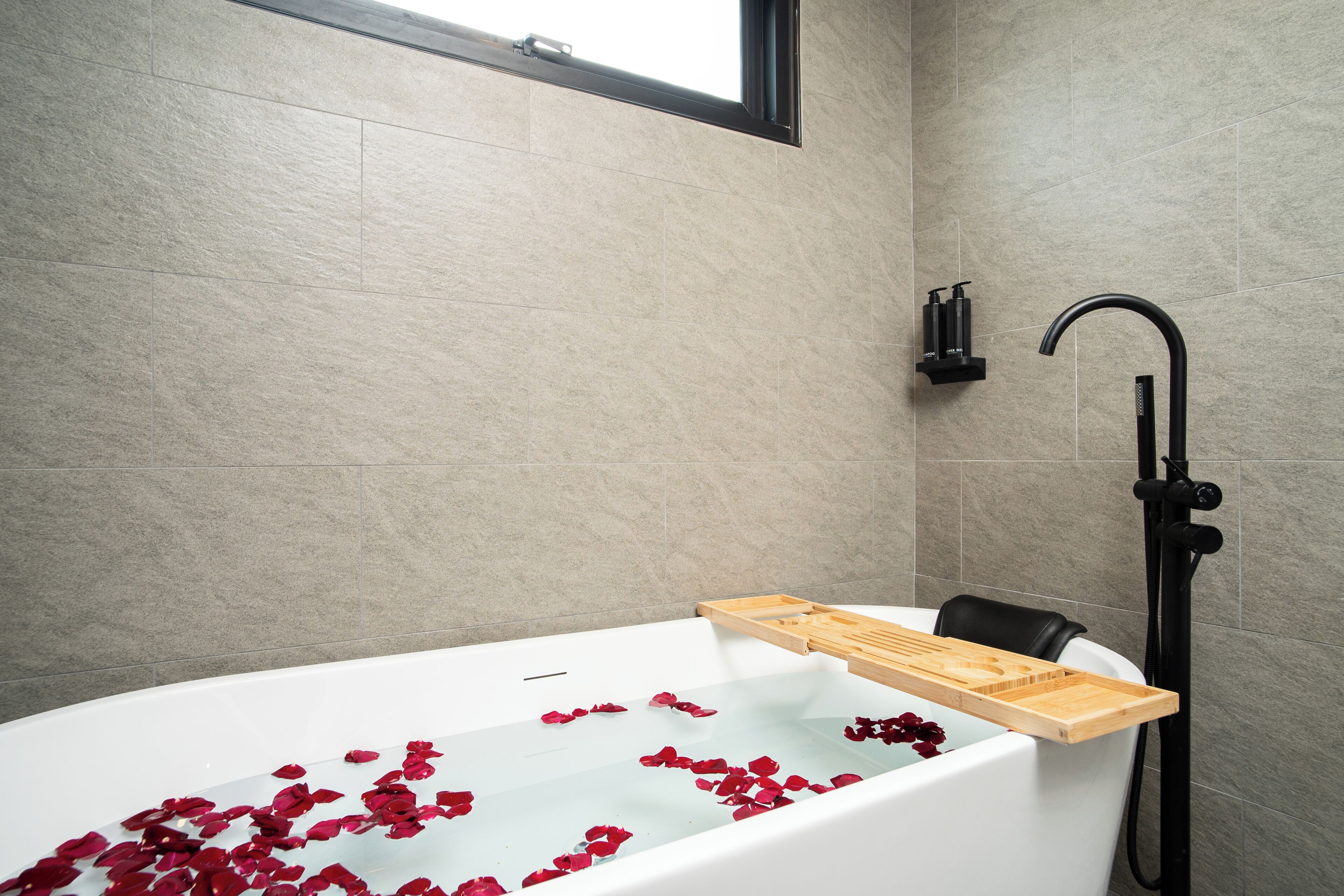 Sèche-cheveux, serviettes fournies, savon, shampoing