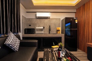 Refrigerador con freezer, microondas, utensilios de cocina, freezer