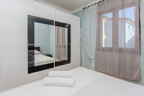 Casa superior, vistas al patio | 3 dormitorios, tabla de planchar con plancha, wifi gratis y ropa de cama