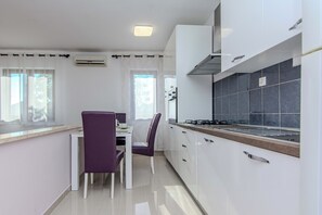 Superior House, Courtyard View | Dapur peribadi | Peti sejuk/penyejuk beku saiz penuh, ketuhar gelombang mikro, ketuhar 