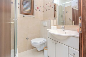 Maison supérieure, vue sur la cour intérieure | Salle de bain | Douche, séchoir à cheveux, serviettes fournies
