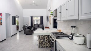 Coffee/tea maker, fridge, microwave, oven - Party Villa with Pool, Walk to Clubs (Jacó)