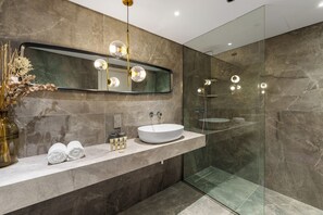 Deluxe-lejlighed - 2 soveværelser - balkon - udsigt til marina | Badeværelse | Bruser, gratis toiletartikler, hårtørrer, bidet