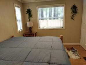 2 soverom, skrivebord, reiseseng for barn og wi-fi (inkludert)