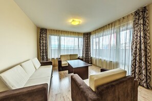 舒适套房, 阳台 | 办公桌、笔记本电脑工作区、隔音、熨斗/熨衣板