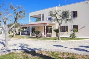 Exterior - Private Villa with WIFI, A/C, TV, veranda, pets allowed, panoramic view, close to Alberobello (Locorotondo)