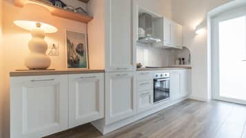 Kühlschrank, Ofen, Herdplatte, Wasserkocher mit Kaffee-/Teezubehör