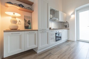 Frigorifero, forno, piano cottura, macchina per tè/caffè
