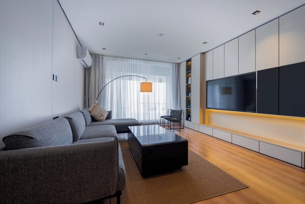 50 インチのスマートテレビ (衛星放送視聴可)、テレビ