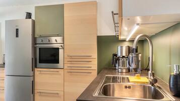 Frigorífico, horno, placa de cocina y lavavajillas