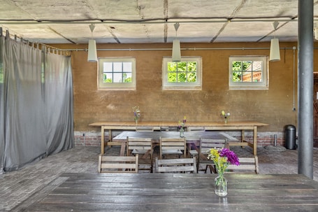 お食事. Apartment 'Der Flusshof, Scheunenwohnung' with Shared Terrace, Shared Garden and Wi-Fi