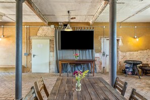 Dining - Apartment 'Der Flusshof, Scheunenwohnung' with Shared Terrace, Shared Garden and Wi-Fi (Werben)