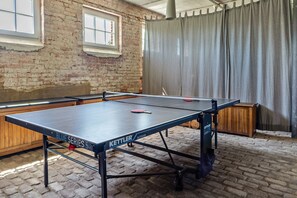Games room - Apartment 'Der Flusshof, Scheunenwohnung' with Shared Terrace, Shared Garden and Wi-Fi (Werben)