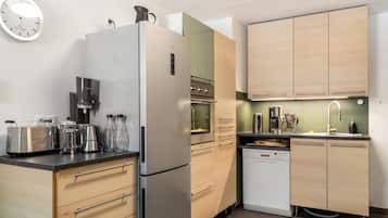 Fridge, oven, stovetop, dishwasher