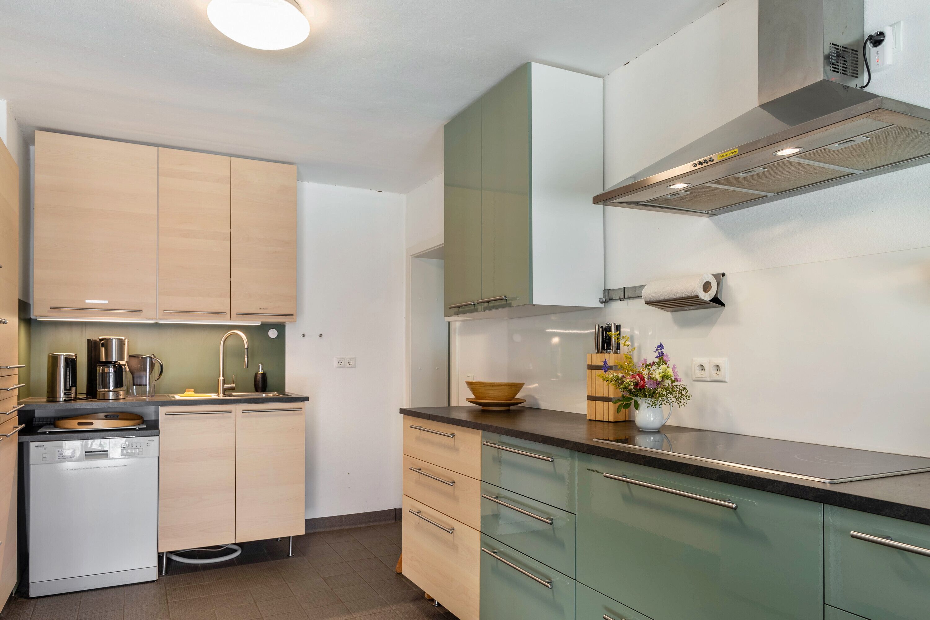 Jääkaappi, uuni, liesi, astianpesukone