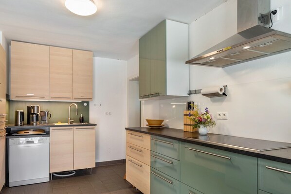 Refrigerador, horno, parrilla de estufa y lavavajillas