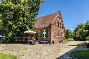 Exterior - Holiday Home 'Der Flusshof, Ferienhaus' with Shared Terrace, Shared Garden and Wi-Fi (Werben)
